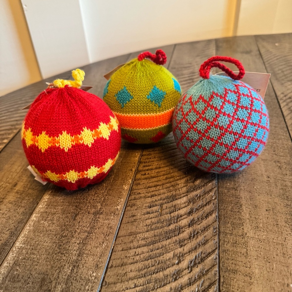 Vintage Caribou Coffee Knitted Yarn Christmas Ball Tree‎ Ornaments Lot of 3 New